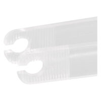 Pince transparente, ronde, stérile et jetable sur fond blanc