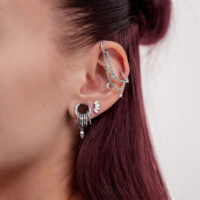 Chaîne de piercing argentée Lune & Étoiles Oreille avec chaîne de piercing argentée, pendentifs lune et étoile, dans des cheveux roux