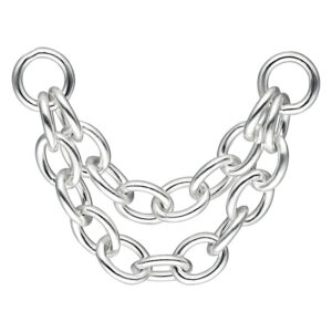 Chaîne de piercing double argentée, 15 mm, sur fond blanc
