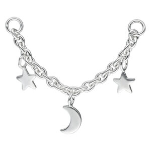 Chaîne argentée avec lune et étoiles sur fond blanc