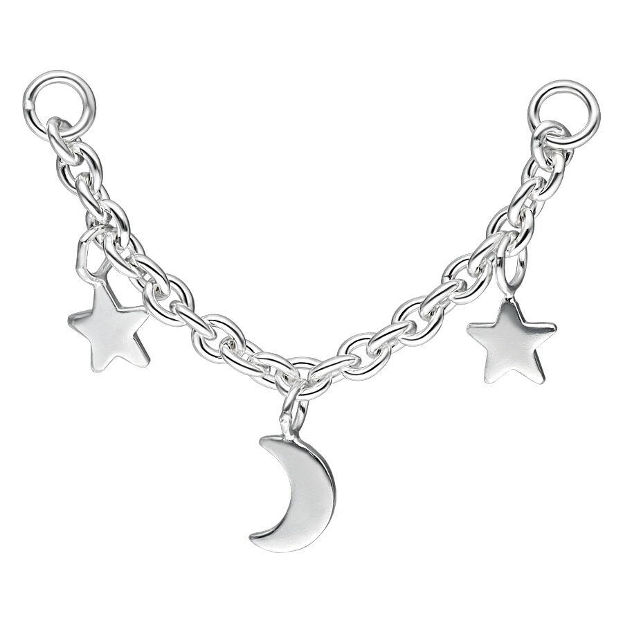 Chaîne argentée avec lune et étoiles sur fond blanc