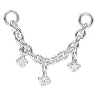 Chaîne de piercing argentée avec pendentifs en cristal Chaîne argentée avec trois pendentifs en cristal clair sur fond blanc