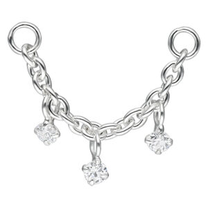 Chaîne argentée avec trois pendentifs en cristal clair sur fond blanc