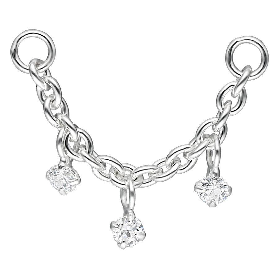 Chaîne de piercing argentée avec pendentifs en cristal Chaîne argentée avec trois pendentifs en cristal clair sur fond blanc