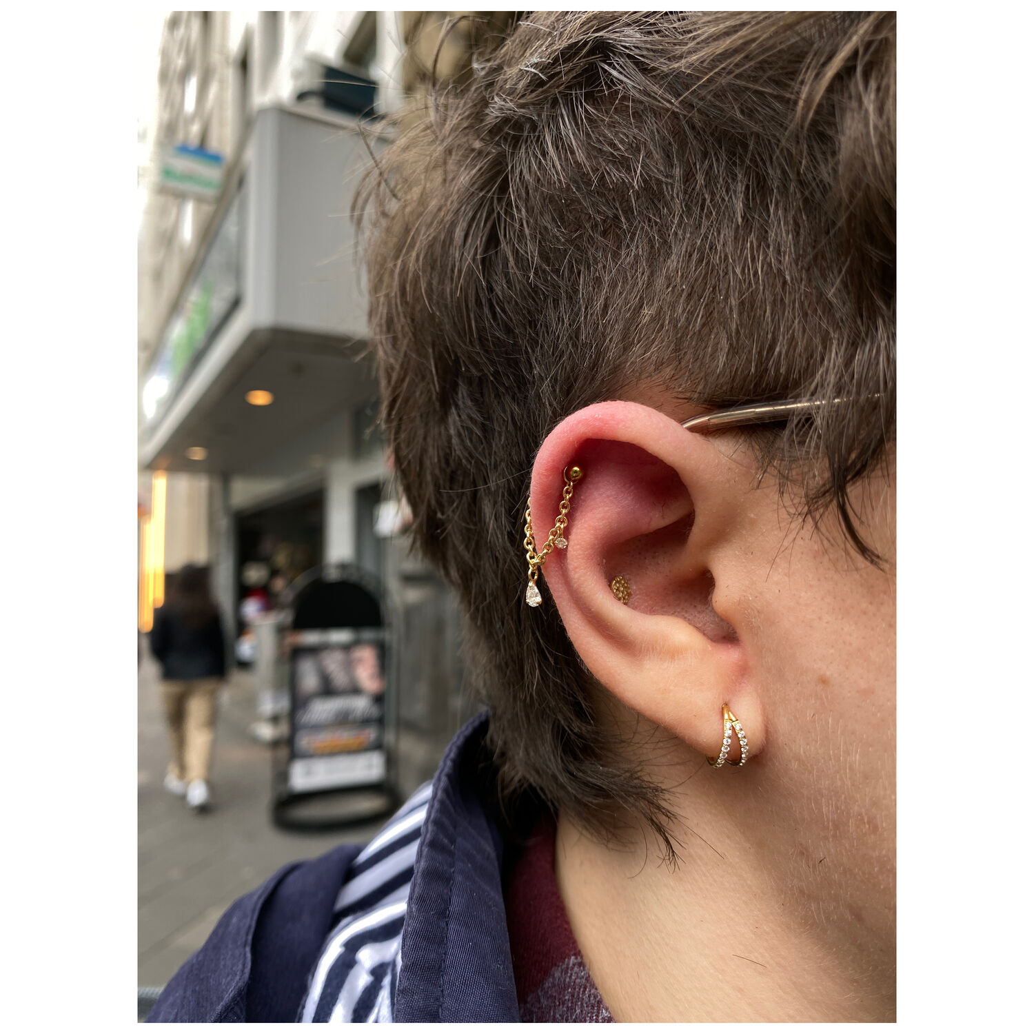 Clicker Double Cristal Doré à l'oreille Anneau piercing doré avec cristaux à l'oreille en milieu urbain