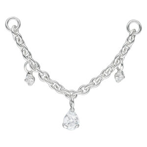 Chaîne de piercing argentée avec trois gouttes de cristal claires sur fond blanc