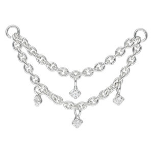 Chaîne de piercing argentée avec cristaux clairs sur fond blanc