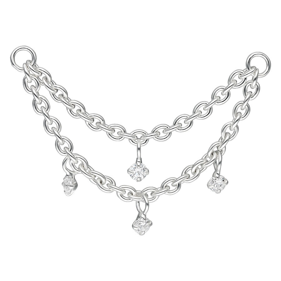 Chaîne de piercing argentée avec cristaux Chaîne de piercing argentée avec cristaux clairs sur fond blanc