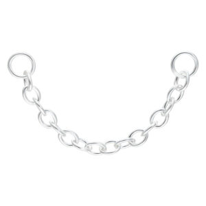 Chaîne de piercing argentée de 30mm sur fond blanc