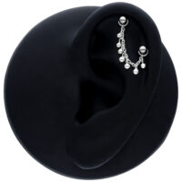 Chaîne de piercing noire avec petites perles, longueur 20mm, sur un modèle d'oreille