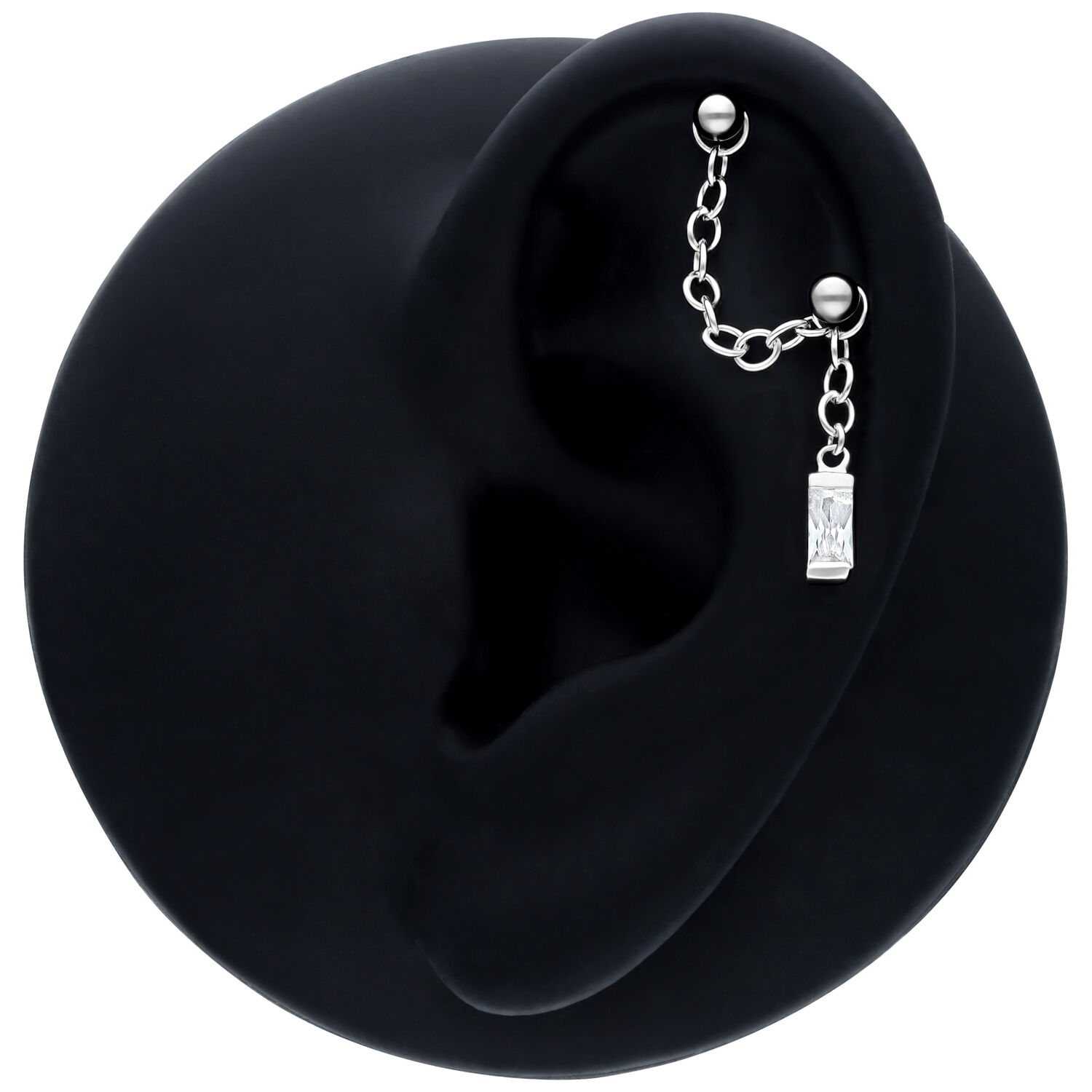 Chaîne de piercing pendante noire avec cristal baguette Chaîne de piercing noire avec cristal baguette pendante sur un modèle d'oreille