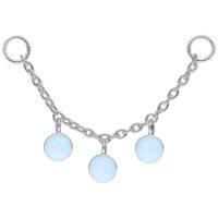 Chaîne de piercing en opale argentée 20mm Chaîne de piercing argentée avec trois pierres d'opale synthétiques sur fond blanc