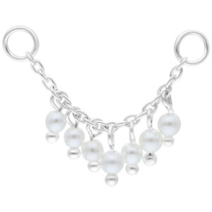 Chaîne de piercing argentée avec petites perles sur fond blanc