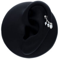 Chaîne de piercing noire avec perles, 20 mm Chaîne de piercing noire avec petites perles sur une oreille sur fond noir