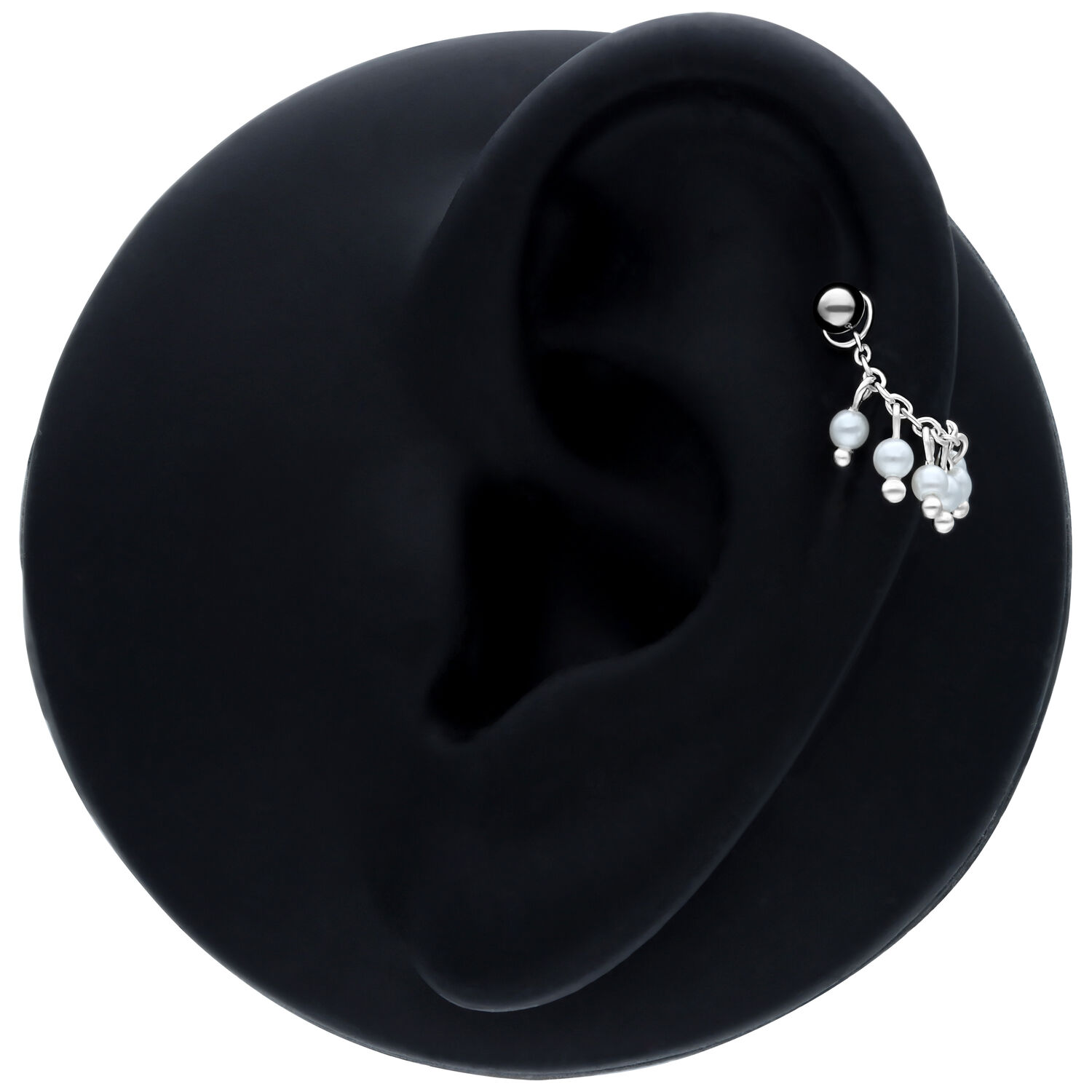 Chaîne de piercing noire avec perles, 20 mm Chaîne de piercing noire avec petites perles sur une oreille sur fond noir