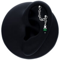 Chaîne de piercing noire avec cristal vert émeraude Chaîne de piercing noire avec cristal vert émeraude sur modèle d'oreille noir