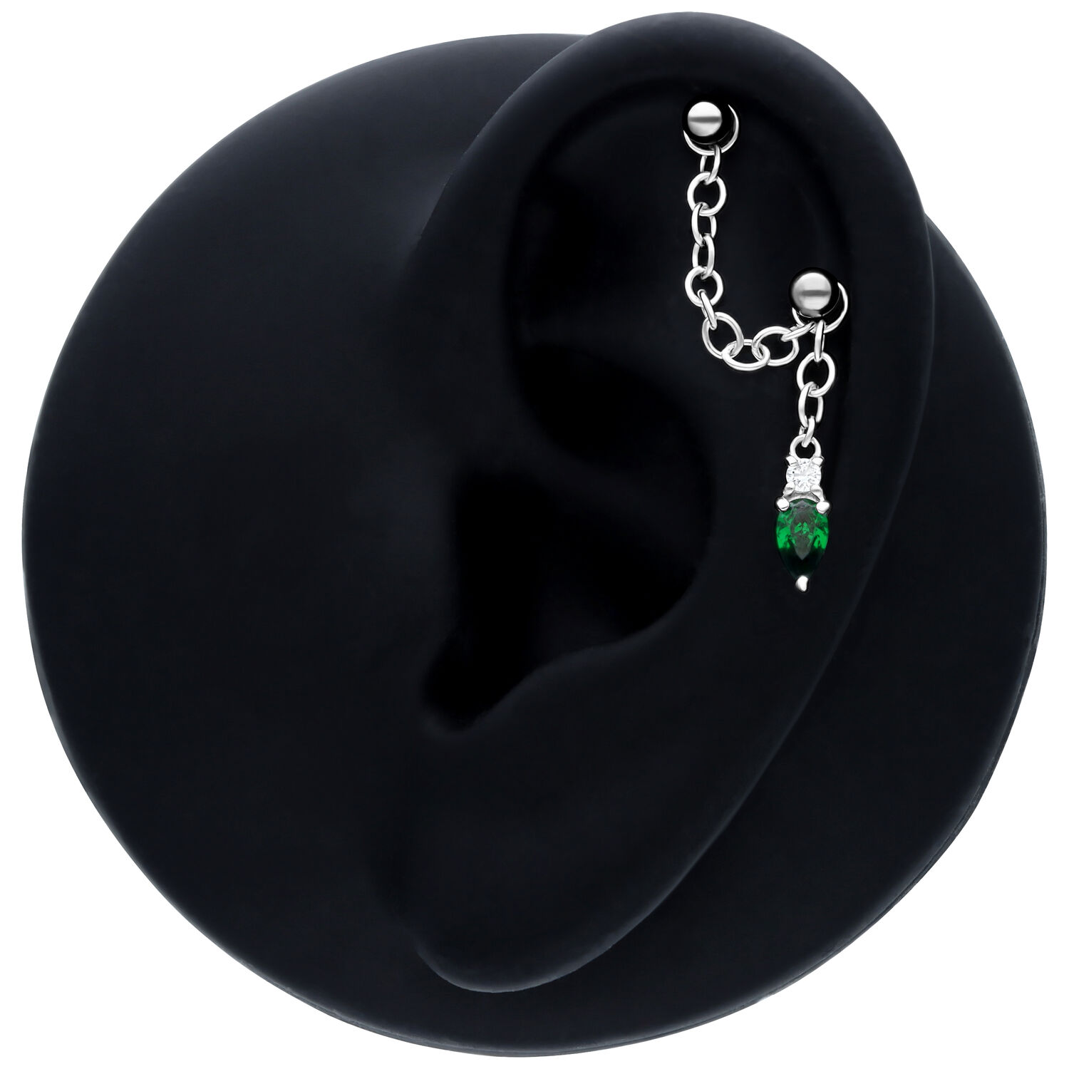 Chaîne de piercing noire avec cristal vert émeraude Chaîne de piercing noire avec cristal vert émeraude sur modèle d'oreille noir