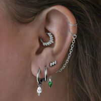 Chaîne de piercing émeraude avec chaîne en argent Chaîne de piercing en cristal émeraude portée à l'oreille, reliée par une chaîne en argent