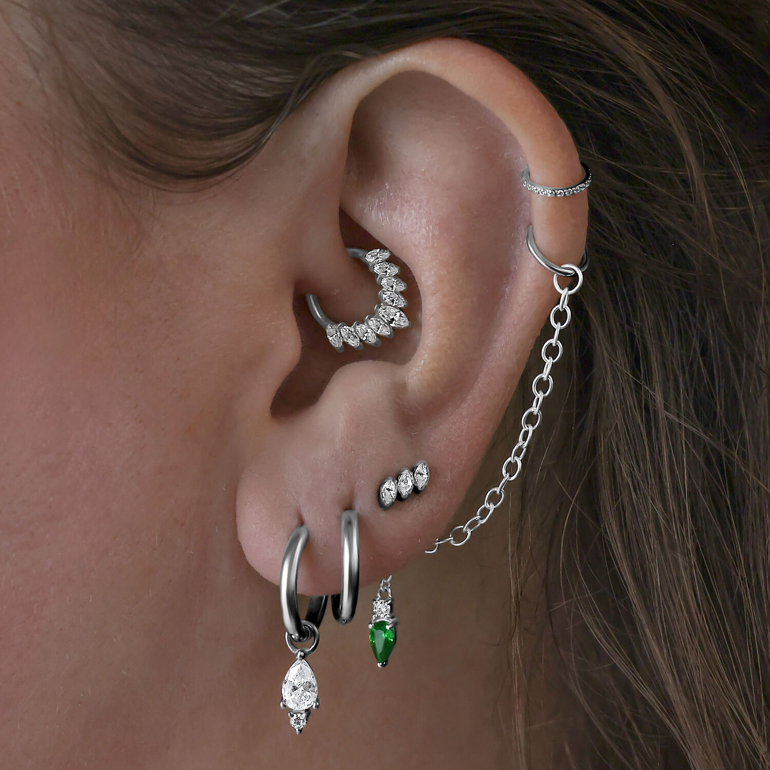 Chaîne de piercing émeraude avec chaîne en argent Chaîne de piercing en cristal émeraude portée à l'oreille, reliée par une chaîne en argent