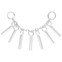 Chaîne de piercing argentée avec sept pendentifs suspendus sur fond blanc