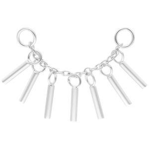 Chaîne de piercing argentée avec sept pendentifs suspendus sur fond blanc