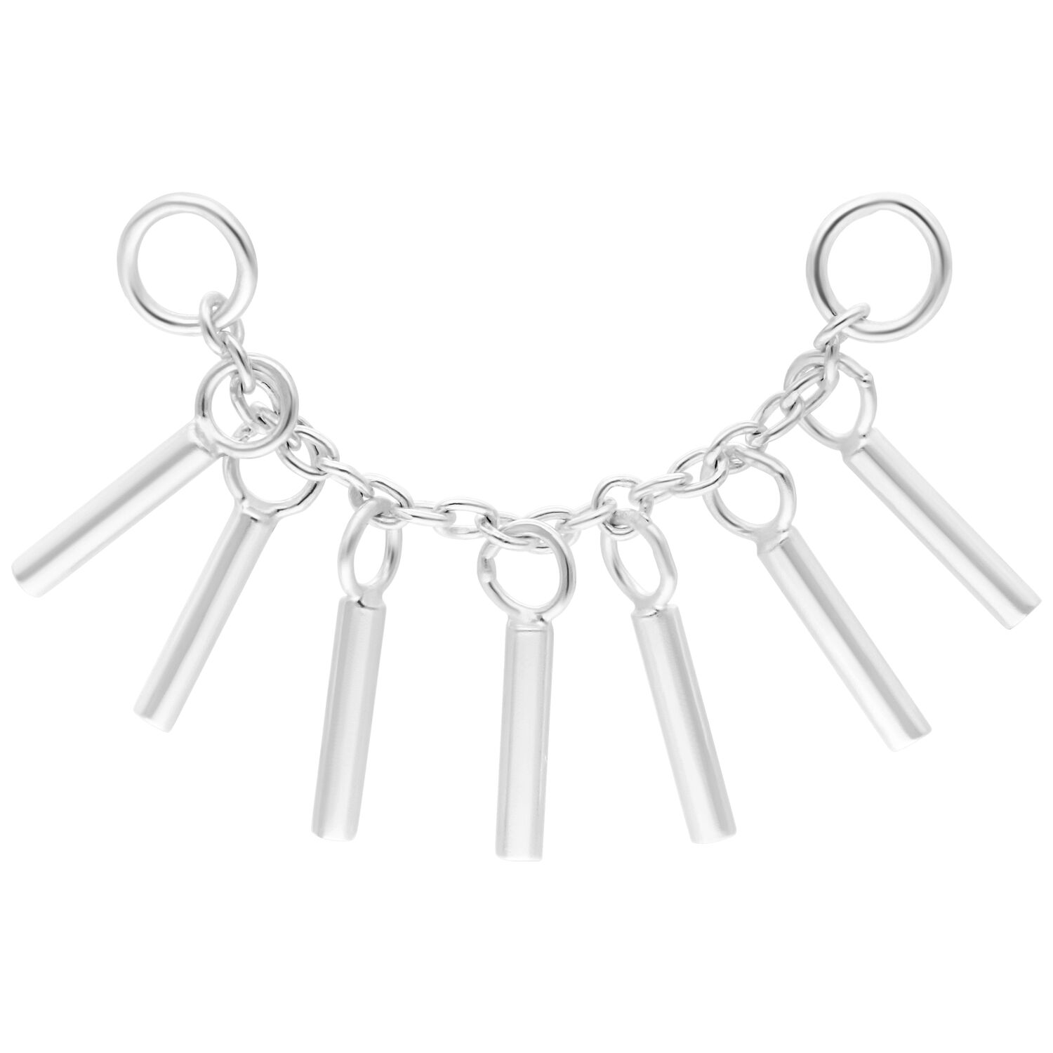 Chaîne de piercing argentée avec sept pendentifs suspendus sur fond blanc