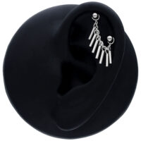 Chaîne de piercing noire de 20mm de longueur sur une oreille noire sur fond blanc