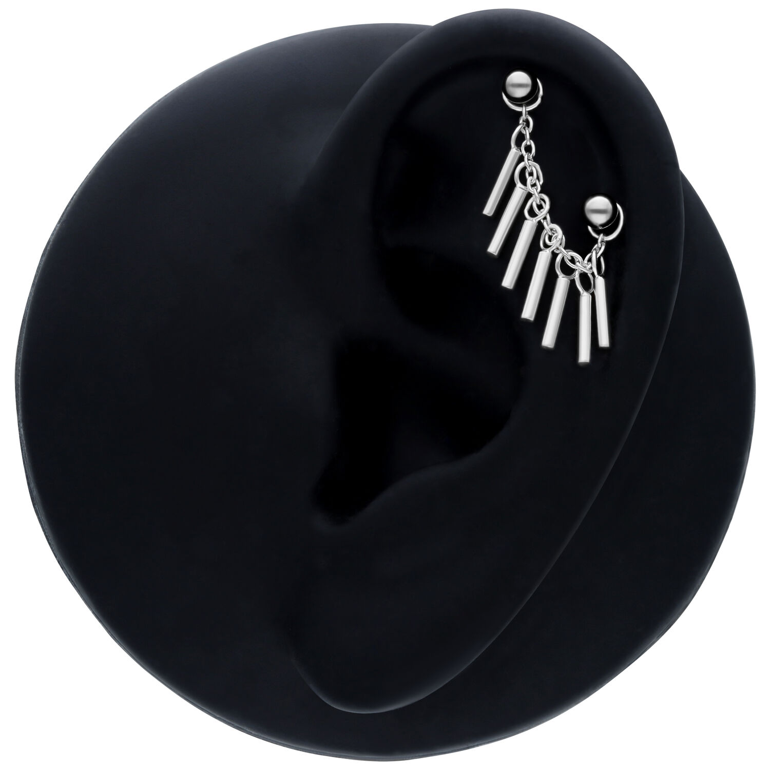 Chaîne de piercing noire de 20mm de longueur sur une oreille noire sur fond blanc