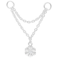 Chaîne de piercing hibiscus argentée 20mm Chaîne de piercing hibiscus argentée avec deux chaînes et une fleur sur fond blanc