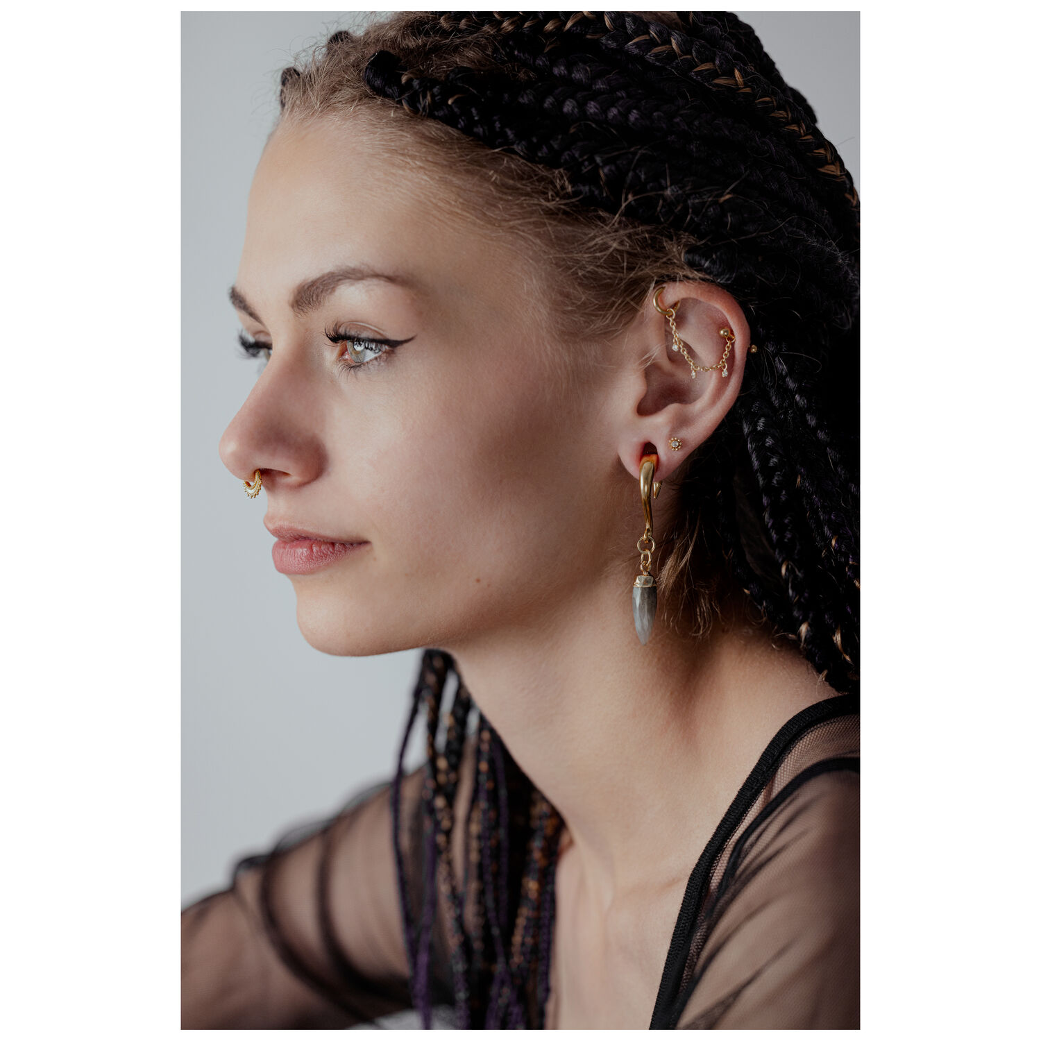 Chaîne de piercing Wildcat avec pendentif en cristal Femme avec chaîne de piercing en argent et pendentif en cristal à l'oreille, fond neutre