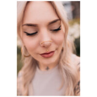 Chaîne de piercing dorée pour le nez et l'oreille Femme avec une chaîne de piercing dorée au nez et à l'oreille, en plein air