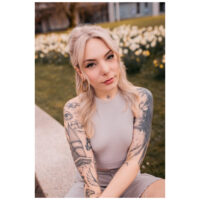 Chaîne de piercing en argent de Wildcat Femme avec des tatouages portant une chaîne de piercing en argent dans le parc