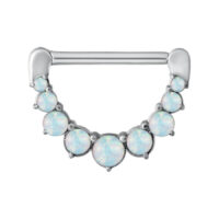 Clicker de mamelon en argent avec opales Clicker de mamelon argenté avec sept opales synthétiques sur fond blanc