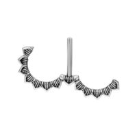 Clicker de téton argenté avec motif floral Clicker de téton argenté avec design floral en acier chirurgical sur fond blanc