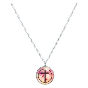 Chaîne argentée avec pendentif rond, croix noire sur fond rose