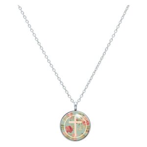Collier argenté avec pendentif rond, motif croix et roses sur fond menthe