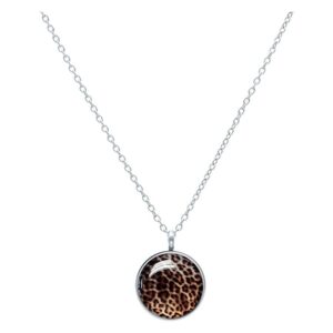 Collier argenté avec pendentif rond léopard sur fond blanc