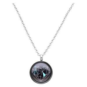 Collier argenté avec pendentif cœur géométrique sur fond blanc