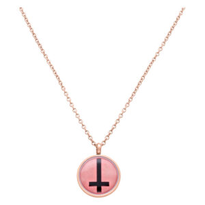 Collier unisexe avec pendentif abricot et croix noire sur fond blanc