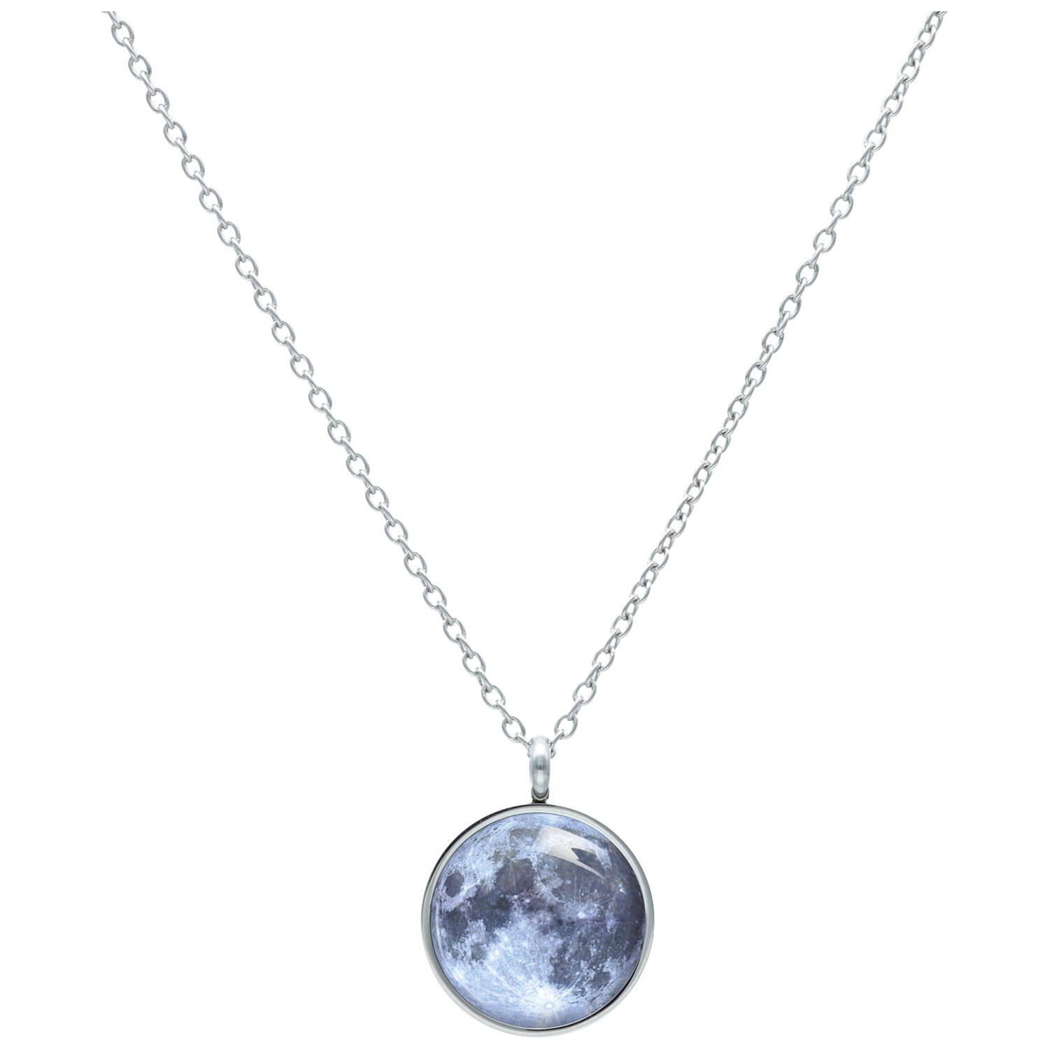 Collier argenté avec pendentif lune sur fond blanc