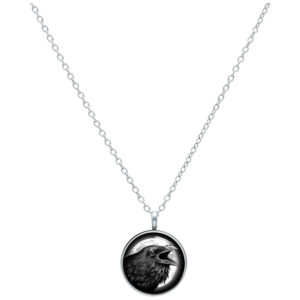 Collier argenté avec pendentif rond et motif de corbeau sur fond blanc