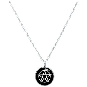 Collier argenté avec pendentif pentagramme noir sur fond blanc