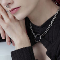 Collier O unisexe en acier chirurgical noir et argent sur une personne