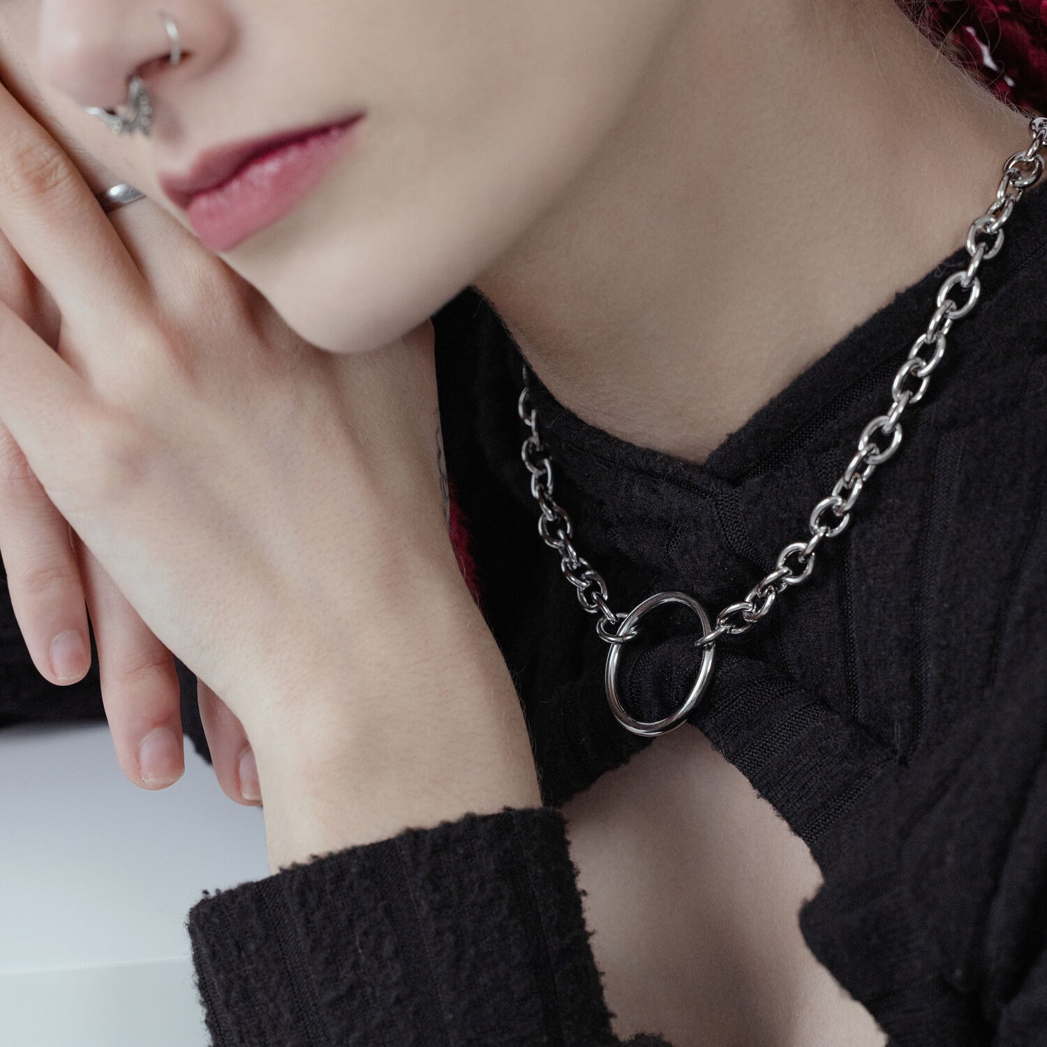 Collier O unisexe en acier chirurgical noir et argent sur une personne