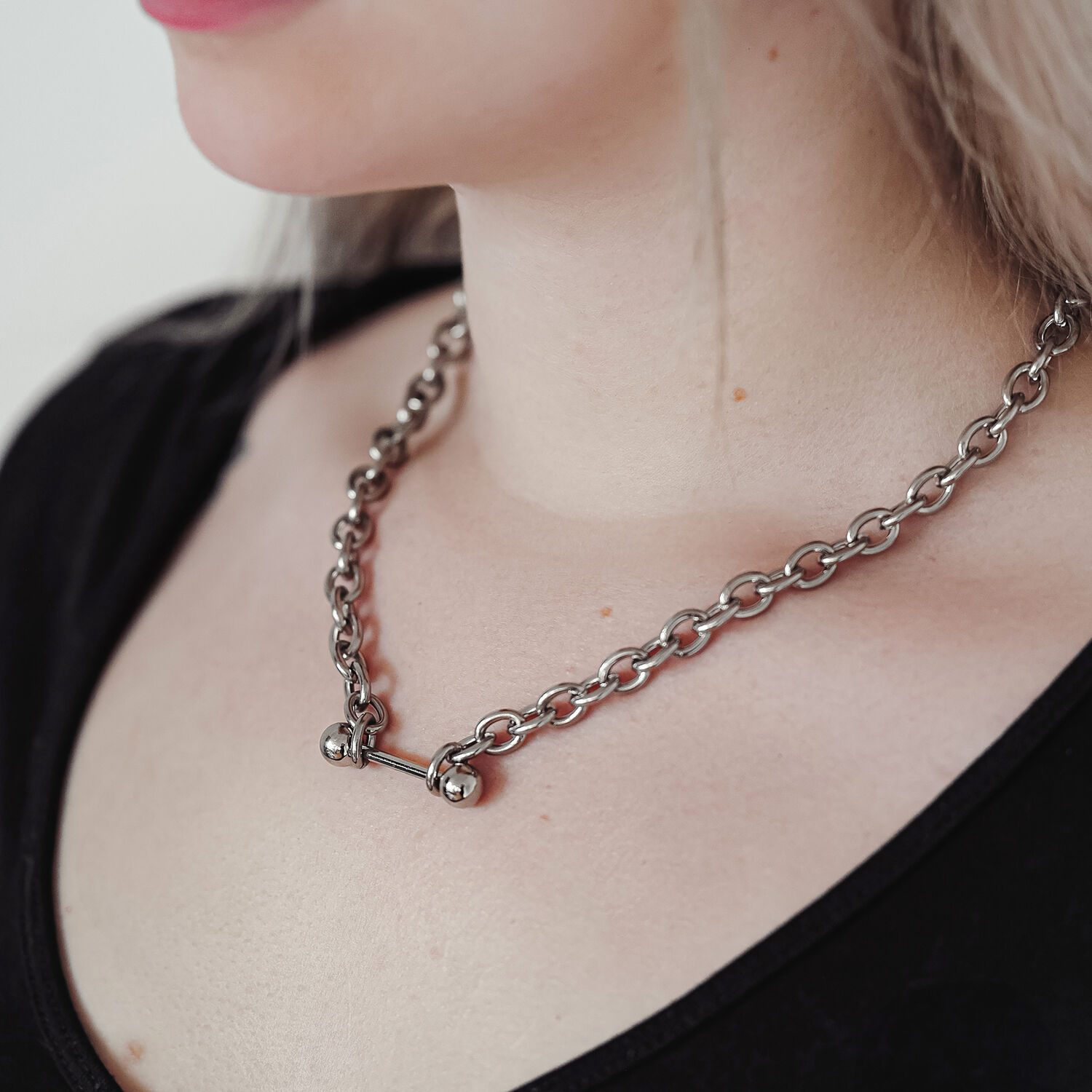 Collier Barbell en acier chirurgical, 60 cm Collier Barbell en argent en acier chirurgical porté sur un haut noir