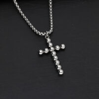 Collier croix Bubble en acier chirurgical argenté sur fond noir