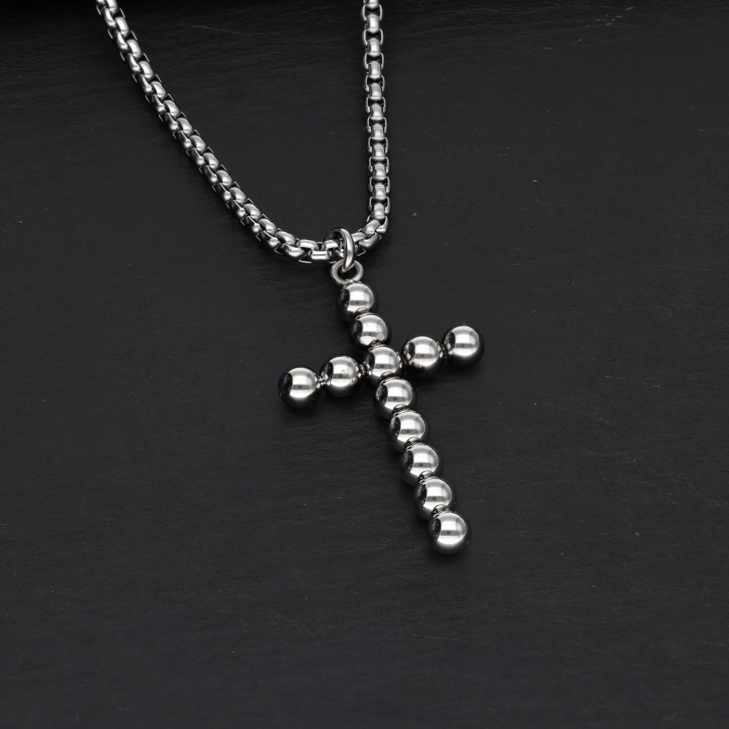 Collier croix Bubble en acier chirurgical argenté sur fond noir