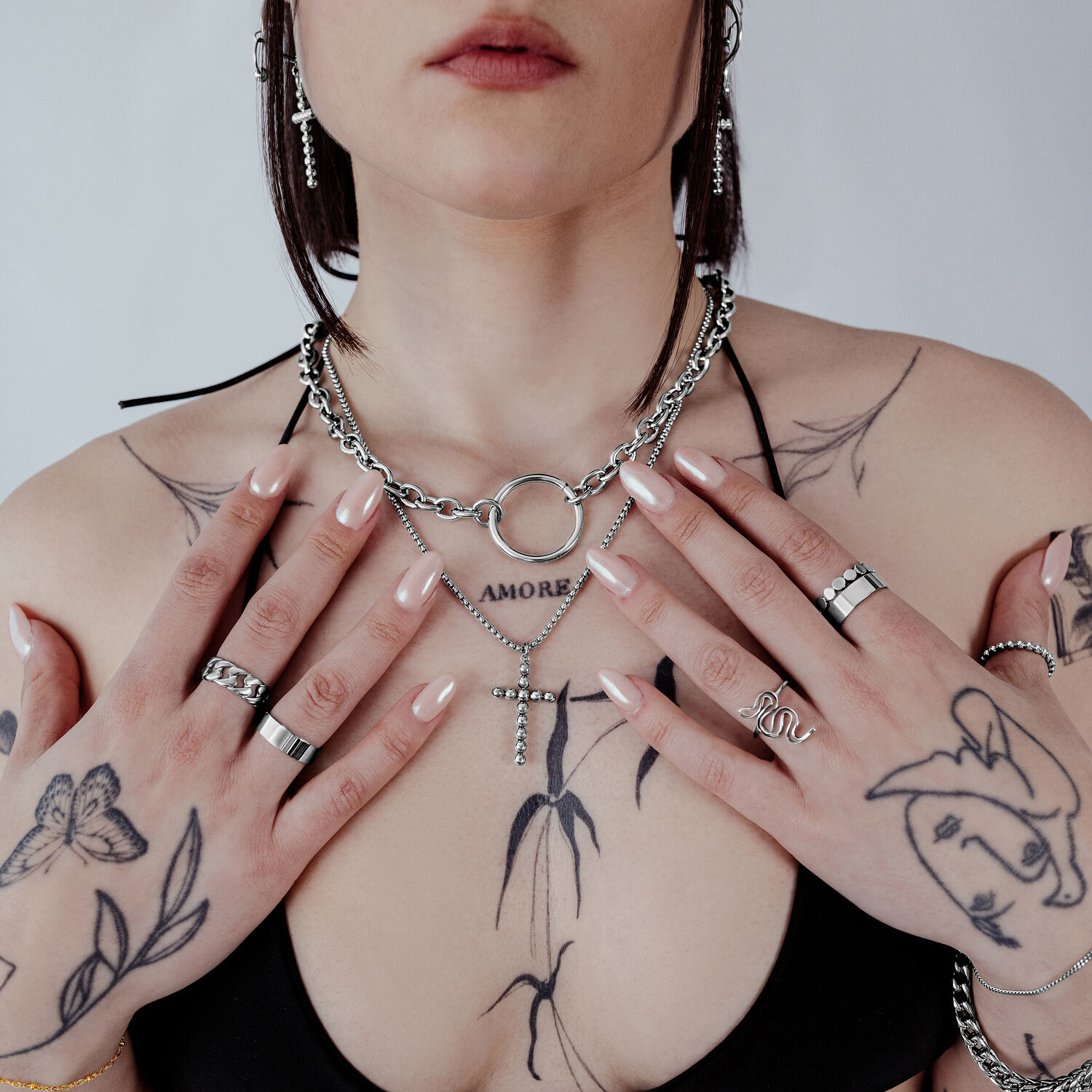 Femme avec collier Bubble Cross en argent sur fond neutre