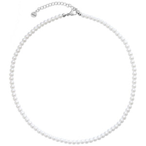 Petite chaîne de perles synthétiques en acier chirurgical argent sur fond blanc
