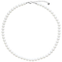 Grand collier de perles synthétiques en argent Collier argenté avec de grandes perles synthétiques sur fond blanc